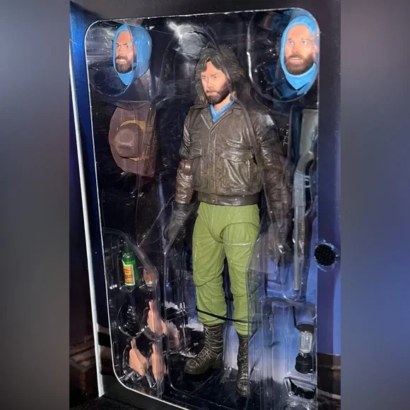 NECA The Thing SDCC Lenticular Cover & The Thing MacReady Outpost 31 7 Figures